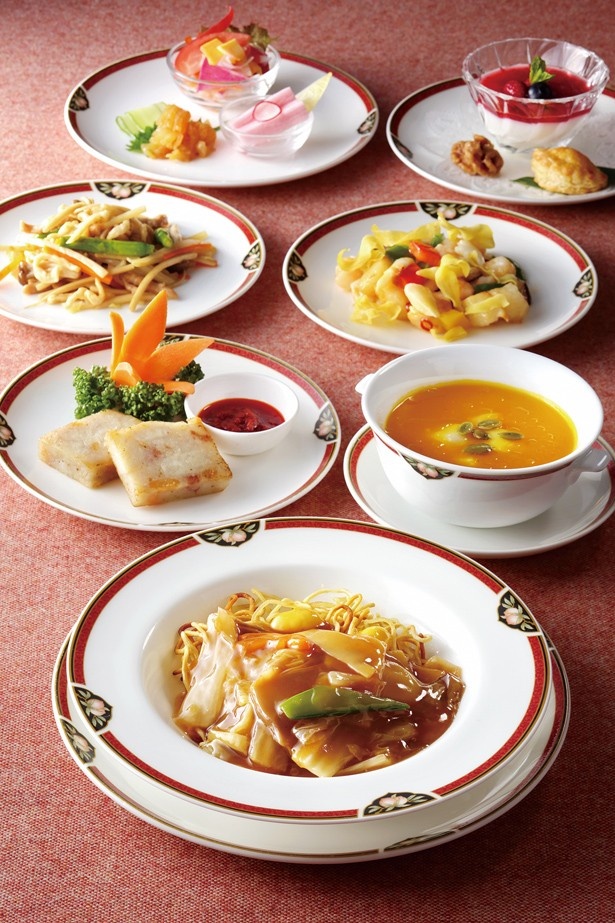 中国料理 桃花林の「楊貴妃ランチ」(2600円)は、「池田町産長芋の酢漬け入り前菜二種とサラダの盛り合わせ」をはじめ「池田町産つくねいもの中華風芋餅」他全7品