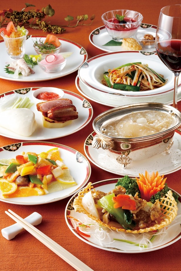 中国料理 桃花林のディナー「広東美食紀行」(8400円)では、「合鴨のロースト梅肉ソース～浦幌町産男爵いもを添えて～」や「いけだ牛のオイスターソース炒め」他全7品
