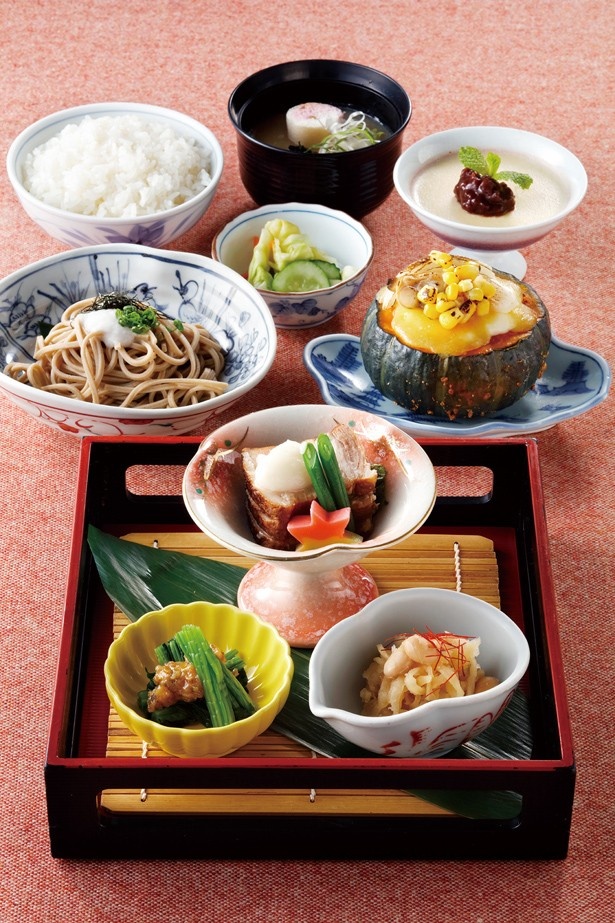 きょうど料理亭 杉ノ目のランチメニュー「玉椿御膳」(2100円)は、「十勝池田黒豚の角煮 池田町産百合根のあんかけ」や「池田町産つくね芋入りとろろそば」他全9品