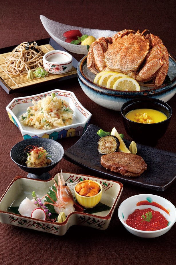 きょうど料理亭 杉ノ目のディナーメニュー「北海道味めぐり会席」(サービス別・7560円)は、「いけだ牛のヒレステーキ」や「池田町産百合根とたらば蟹のかき揚げ」など全8品