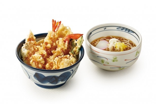 ｢冬小町(小天丼と小そばのセット)｣(820円)。陸奥湾産のホタテ、サーモン、エビ、イカ、インゲンの小天丼＆小そば
