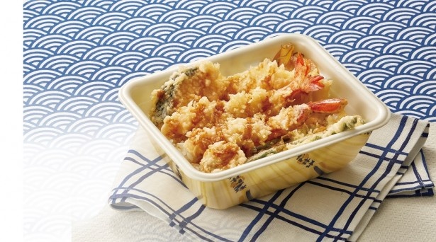 持ち帰りメニュー｢蟹・ほたて天丼弁当｣(お新香付き880円)。本ズワイガニ、ホタテ、サーモン、エビ、イカ、インゲンを盛り合わせ
