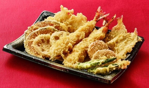 ｢スペシャルパック 輝｣(1800円)。天然大エビ、ふもと赤鶏つくね、イカ、キス、カボチャ、レンコン、オクラ(各2人前) ※12月31日(木)限定販売