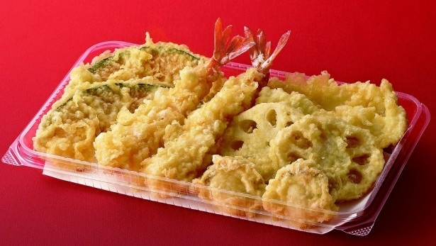 ｢年末天ぷら盛り合わせ｣(1000円)。エビ、ホタテ、イカ、カボチャ、レンコン(各2人前) ※12月31日(木)限定販売