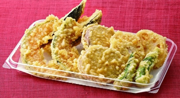 ｢年末野菜天ぷら盛り合わせ｣(600円)。サツマイモ、ナス、カボチャ、レンコン、オクラ(各2人前) ※12月31日(木)限定販売