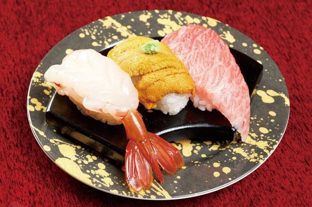 金沢に本店のある人気の回転寿司「もりもり寿司」も登場。旬のネタがそろう「もりもり3点盛」（￥1404）