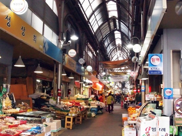 西村にある通仁市場。アーケードに覆われた通りには、野菜や惣菜、日用品などが売っている店が並ぶ