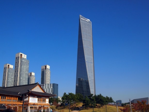 韓国国内で最高層ビル「東北アジアトレードタワー(NEATT)」。松島(ソンド)地区のランドマークとなっている。高層階にはホテルがある