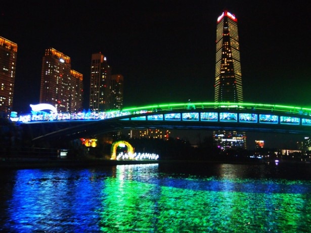 ライトアップされた橋をくぐったり、目の前に広がる高層ビル群を眺めたりと、夜の水上タクシーから見る景色は格別！