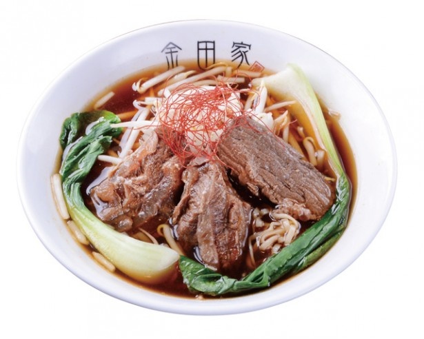 【写真を見る】金田家「金田家 牛肉麺」(1500円)。和牛のロース、スネ、スジなど煮込んだ肉が、具材としてたっぷりと盛られる。A5ランクの和牛にこだわる贅沢な牛肉醤油ラーメンだ