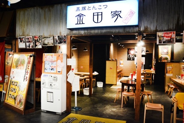 スープの材料は国産黒豚の豚頭のみを使う金田屋。強火で長時間炊き上げ、アク取りを徹底することで雑味のない豚骨スープに仕上げる。香港やロンドンでもブレイク中