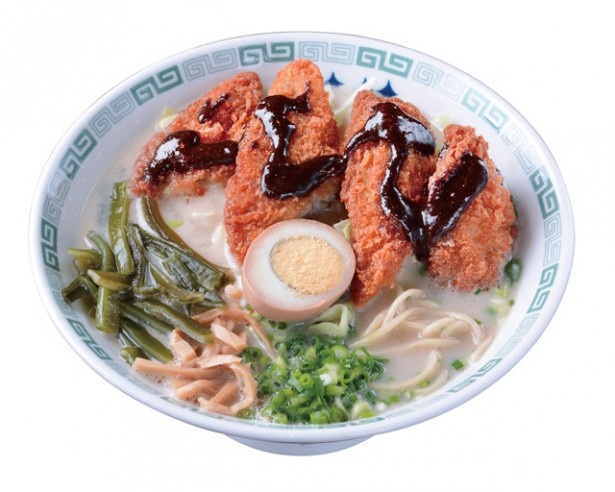 桂花「フライフィッシュペッパーラーメン」(900円)。魚フライは揚げたてを用意。サクサクした衣は、スープにひたして食べても美味。シンガポールから逆輸入の一杯