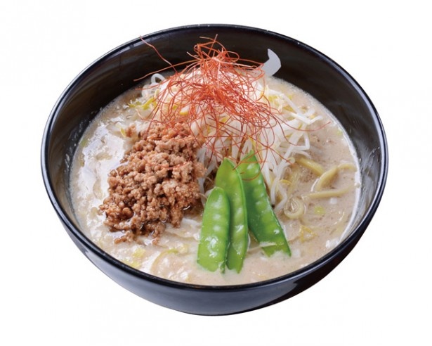初代 秀ちゃん「ココナッツ担々麺」(850円)。ココナッツミルク仕立ての白いスープの担々麺。ダイエットや美容に効果のあるココナッツオイルを仕上げにかける