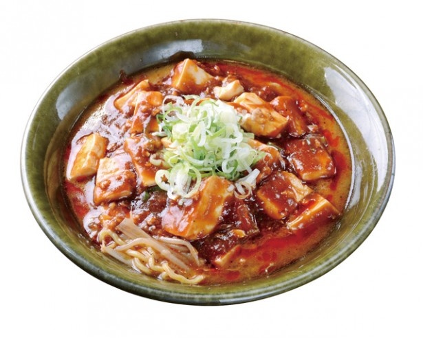 札幌らーめん 大地「麻婆らーめん」(900円)。中華鍋で炒める麻婆豆腐は、一味と山椒でしっかりとした辛さとシビレを出す。豆腐は大きめにカットしている