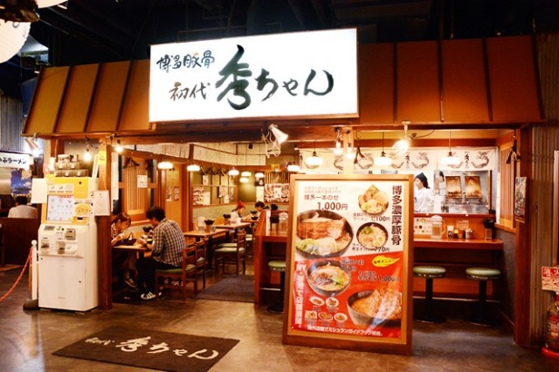とろみのある重厚感が持ち味の“元祖ベタ系ラーメン”を求め連日行列ができる初代 秀ちゃん。分厚い炙り豚トロ肉を盛り付けた「博多一本のせ」はビジュアルもド迫力！