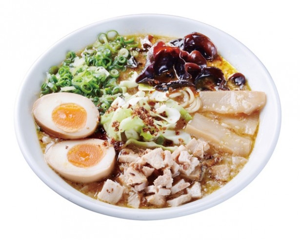 鹿児島ラーメン 復刻食堂「熟成味噌豚骨 ラーメン」(950円)。味の要となる味噌は1週間寝かして熟成させる。ほんのりとした甘さがポイントで、刻んだ野菜の粒感も生かす