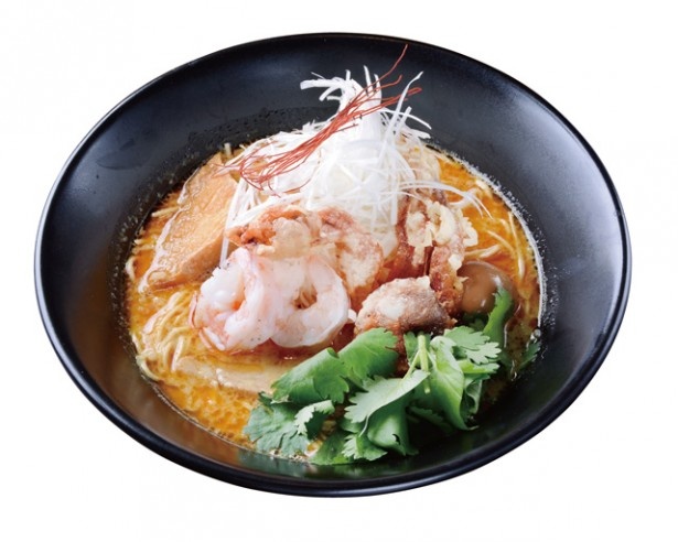 麺屋ホウテン「ラクサ豚骨(LAKSA TONKOTSU)」(1200円)。カニ(半身)、エビ、厚揚げ、チャーシューなど具材たっぷり。パクチーもエスニック感を引き立てる