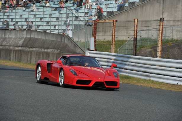 フェラーリ社の創業55周年を記念して製造されたスペチアーレ「エンツォ フェラーリ」