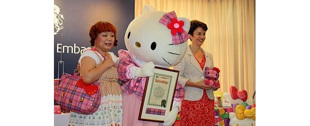 デザイナーの山口さんが持つのは限定プレミアムシリーズのフェイス形バッグ