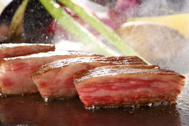 鉄板焼は4つのコースを用意