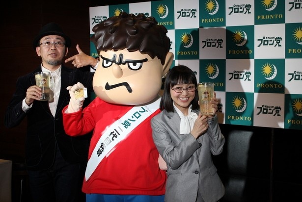 【写真を見る】就任イベントでハイボールを飲む!?秘書の金田朋子(右)と、鷹の爪団の原作者FROGMAN(左)もご満悦