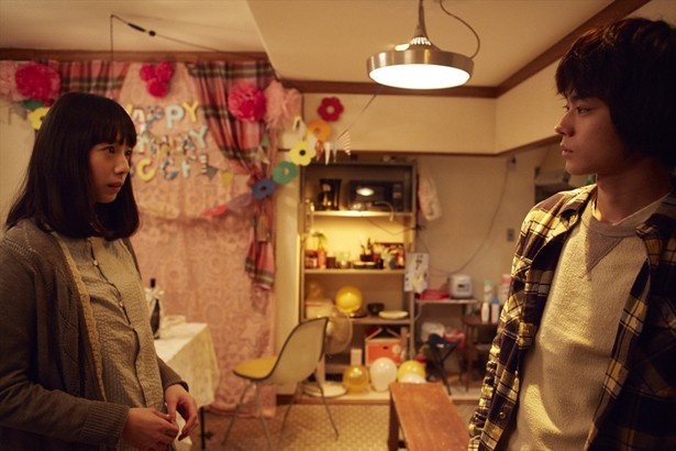 【写真を見る】菅田将暉と夏帆…絡み合う彼らの視線のその先は?