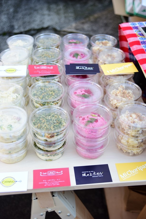 【写真を見る】14種類の「ポテトサラダ」は見ているだけでも楽しい(昨年開催の様子)