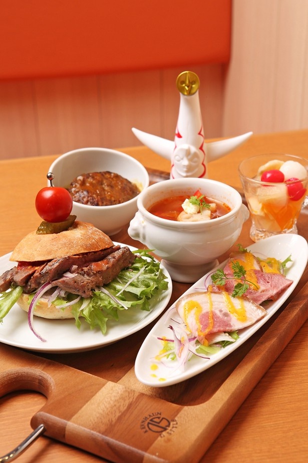 大阪万博で出されていた世界の料理を味わえる「万博食堂」をはじめ、多彩な飲食店が軒を連ねる