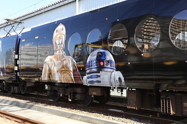 【写真を見る】「スター・ウォーズ」シリーズおなじみのキャラクター、C-3PO(写真左)とR2-D2(同右)もラッピング電車に