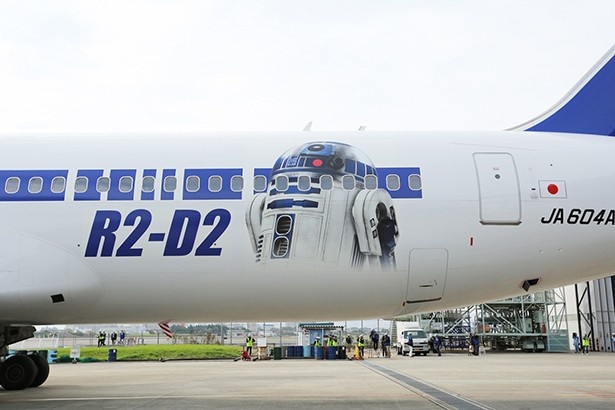 【写真を見る】R2-D2が描かれた機体が大空を駆け巡る！