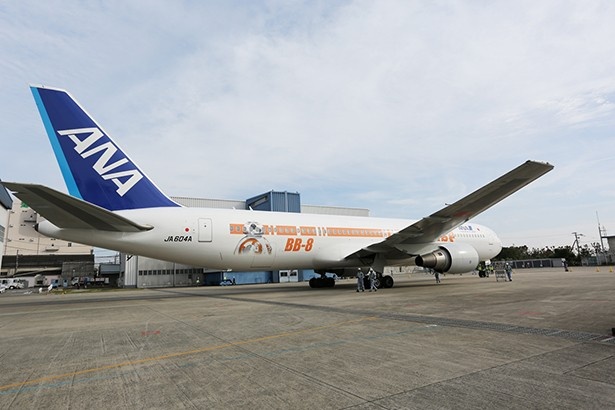 「STAR WARS ANA JET」は、11月21日に伊丹空港でロールアウトした