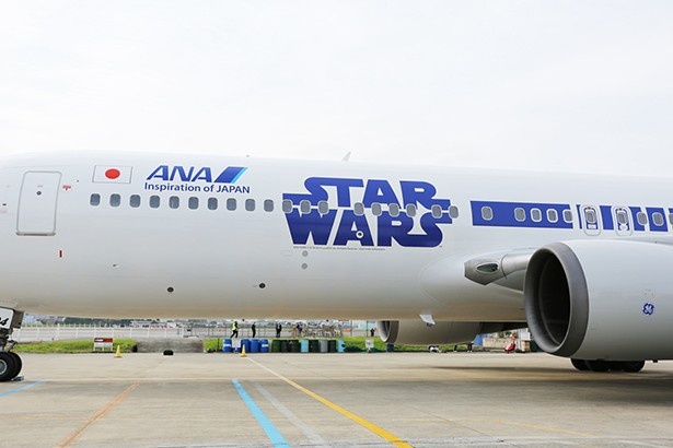ブルーの「スター・ウォーズ」ロゴがまぶしい