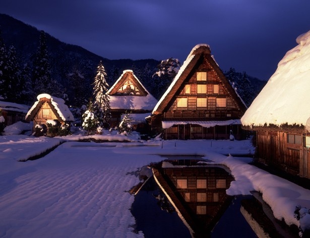 世界遺産 白川郷の雪景色に感動 ライトアップも ウォーカープラス