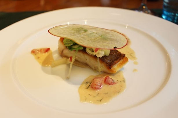 魚料理は「鯛のポワレ ジョナゴールドとベルモットのソース」。ジョナゴールドの酸味にベルモット酒を合わせ、華やかなソースに仕上げた
