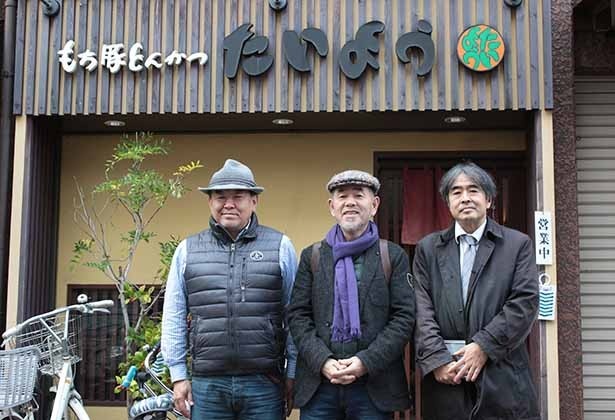 【写真を見る】東京とんかつ会議メンバーの3人。左からマッキー牧元、山本益博、河田剛