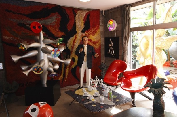 【写真を見る】部屋中に作品が展示されている