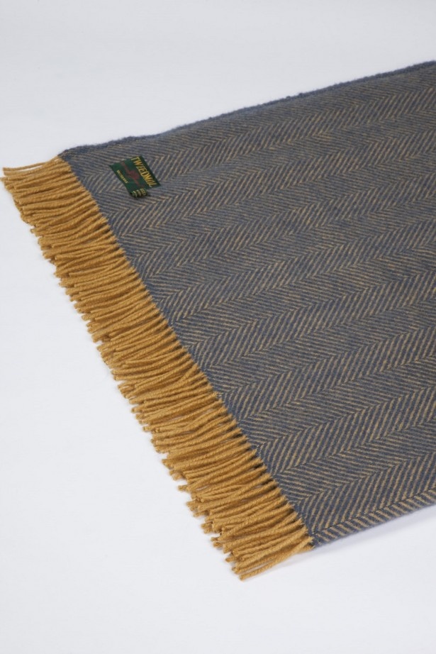 英国ウェールズの歴史と伝統を感じさせる、ウール100%のブランケット、TWEEDMILLの「HERRINGBONE THROW」(1万4040円)