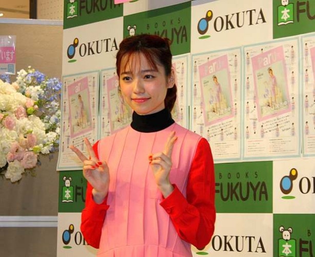 ピースサインで撮影に応じるぱるる