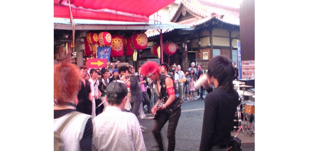 大須の万松寺前で大暴れ！