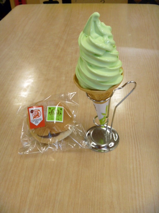 七滝観光センターの売店で購入できる、わさびを練り込んだバターと粒あんをサンドしたパン「あんバタわさこ」(左/250円)と、わさびソフトクリーム(350円)