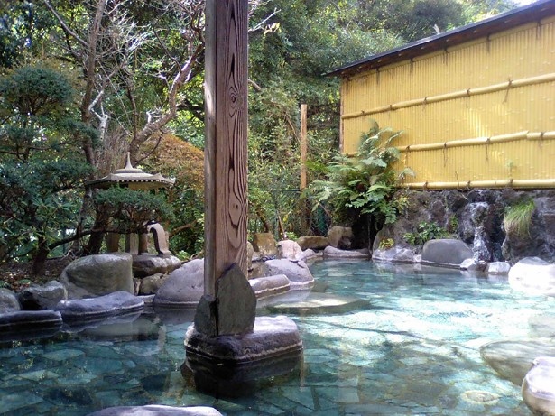 【写真を見る】日帰り温泉が楽しめる七滝温泉ホテル