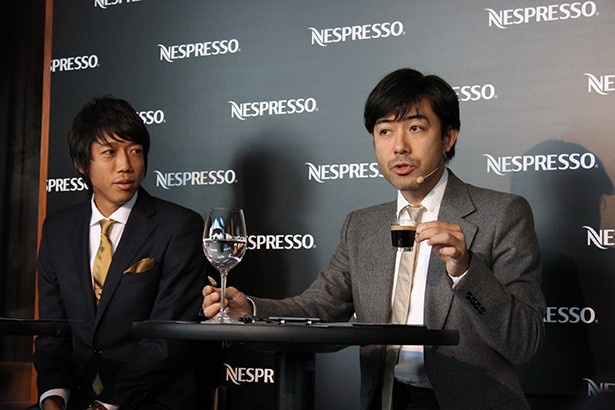 テイスティング初体験を迎え、大越基裕ソムリエの説明を聞く中村選手