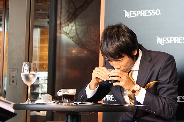 【写真を見る】真剣な表情で初のコーヒーテイスティングに挑む中村選手。「試合以上に緊張した」と話す
