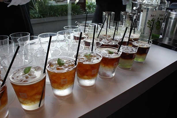 「モヒートカフェ」(写真左)など、コーヒーカクテルの試飲も。ネスプレッソを使ったレシピは、公式HPで公開中だ