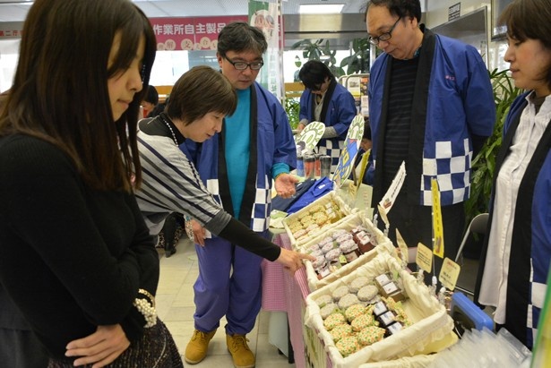 【写真を見る】販売会では障害者と地域の人たちとの交流も(過去開催の様子)