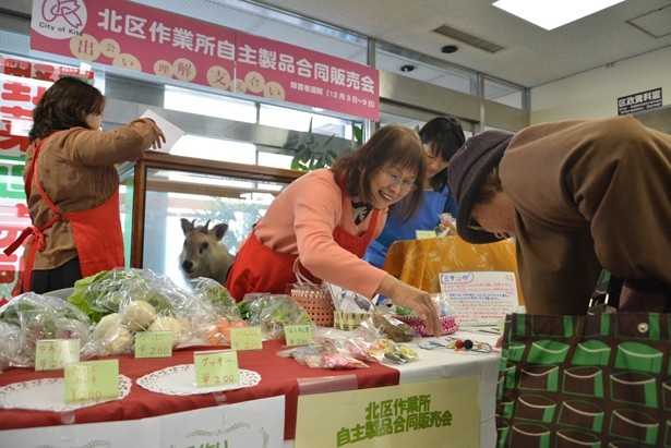 販売会には老若男女が来場し、毎年にぎわいを見せている(過去開催の様子)
