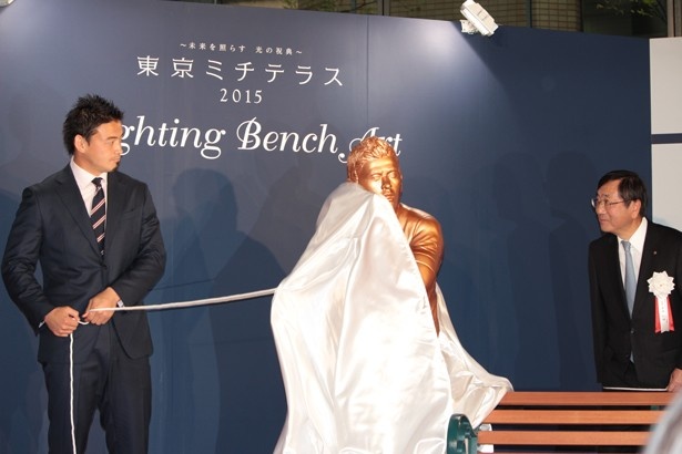 東京ミチテラス2015実行委員会の中村会長が見守る中、五郎丸選手“黄金像”の除幕式が行われた