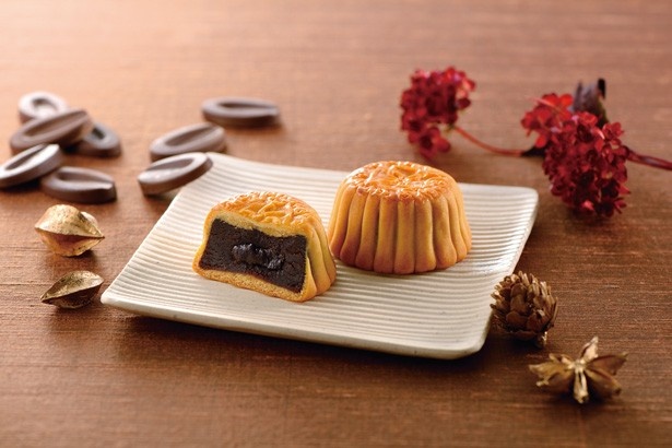 北海道産の小豆あんにチョコを加えたチョコレート餡が入った「横濱月餅 チョコ＆チョコ」(3個入り530円)