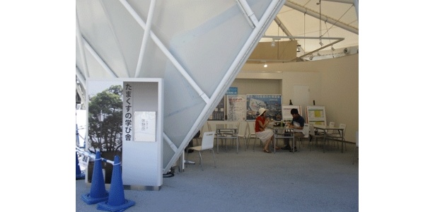 たますくの学び舎そば、たまくす休憩所です。屋根付きがうれしい