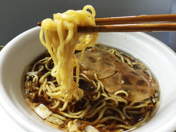 【写真を見る】醤油の旨味が引き立つ、濃厚なスープがやみつきに！